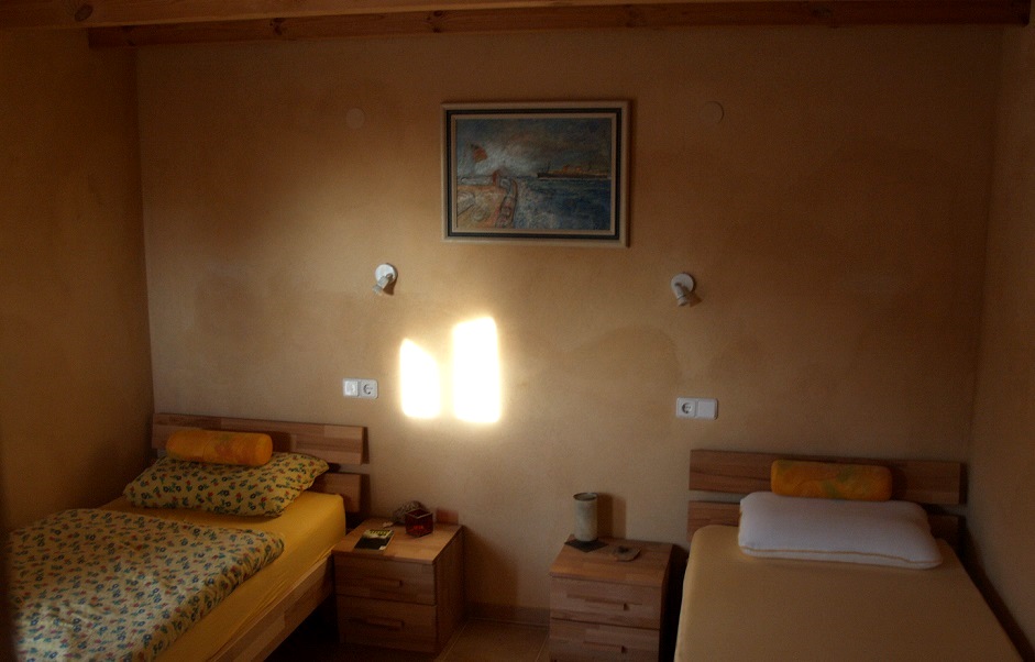 Schlafzimmer 2 mit 2 Betten 90 x 200 mit besten Eve-Matratzen | Bedroom 2 with 2 beds 90 x 200 with best Eve mattresses